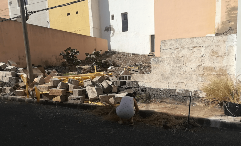 Una vecina retira los cascotes caídos a la calle (Foto TA)